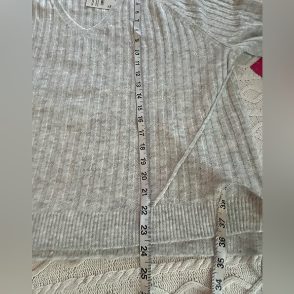 New! Brand new! Vince Camuto Cozy Gray Ribbed V-Neck Sweater - Picture 7 of 15